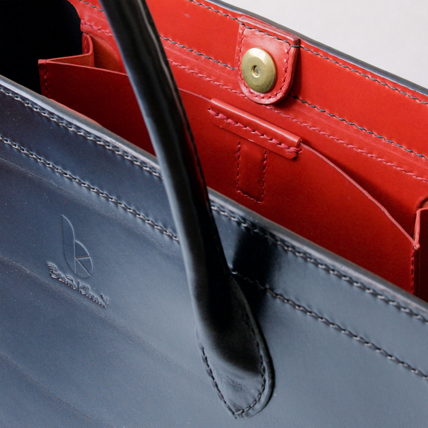 leather tote bag with round handles interior detail